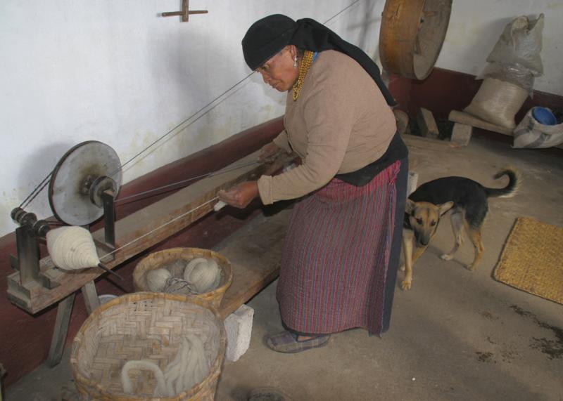 Weaver in Ecuador - Ecuador weaver ©2005 Martin Oretsky